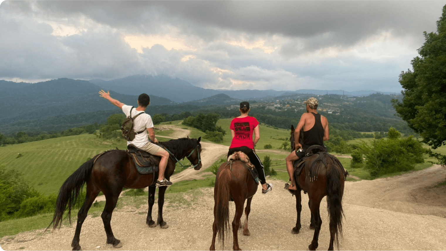 Конные прогулки краснодарский край. Лазурная Долина Сочи конные прогулки. Ольгинское ущелье Абхазия конные прогулки. Лазурная Долина Адлер конные прогулки. Абхазия конные прогулки в горах.